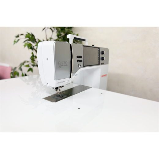 Electric Extension Table With Bernina 735